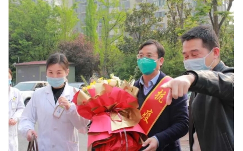 曾普華醫(yī)生抗疫歸來14天后走出隔離區(qū)：先來看看我的病人們！