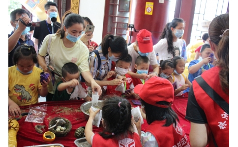 20余名小記者齊聚漢方神農(nóng)中醫(yī)館，探秘端午民俗里的中醫(yī)藥文化！